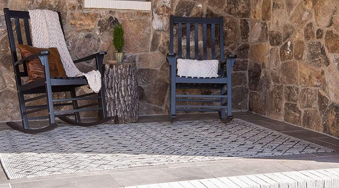 Unique Loom Outdoor Trellis Collection Area Rug - Tribal Trellis (4' 1" x 6' 1" Rectangle, Gray/ Black)