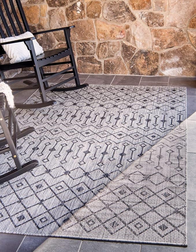 Unique Loom Outdoor Trellis Collection Area Rug - Tribal Trellis (5' 1" x 8' Rectangle, Gray/ Black)