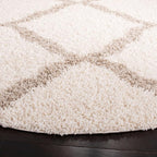 SAFAVIEH Dallas Shag Collection Area Rug - 10' Round, Ivory & Beige, Trellis Design, Non-Shedding & Easy Care, 1.5-inch Thick Ideal for High Traffic Areas in Living Room, Bedroom (SGD257B)