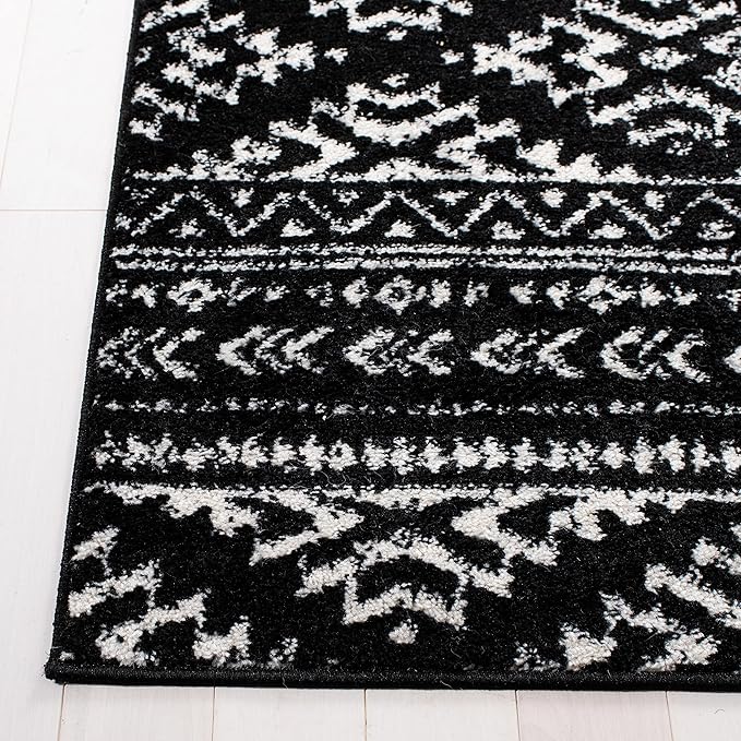 SAFAVIEH Area Rug 4x6 - Tulum Collection - Black & Ivory, Moroccan Boho Tribal Design, Non-Shedding & Easy to Clean, Ideal for Living Room, Bedroom, Dining Space (TUL272Z)
