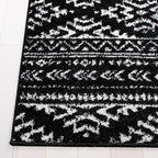SAFAVIEH Tulum Collection Area Rug - 5'3" x 7'6", Black & Ivory, Moroccan Boho Tribal Design, Non-Shedding & Easy to Clean, Ideal for Living Room, Bedroom, Dining Space (TUL272Z)