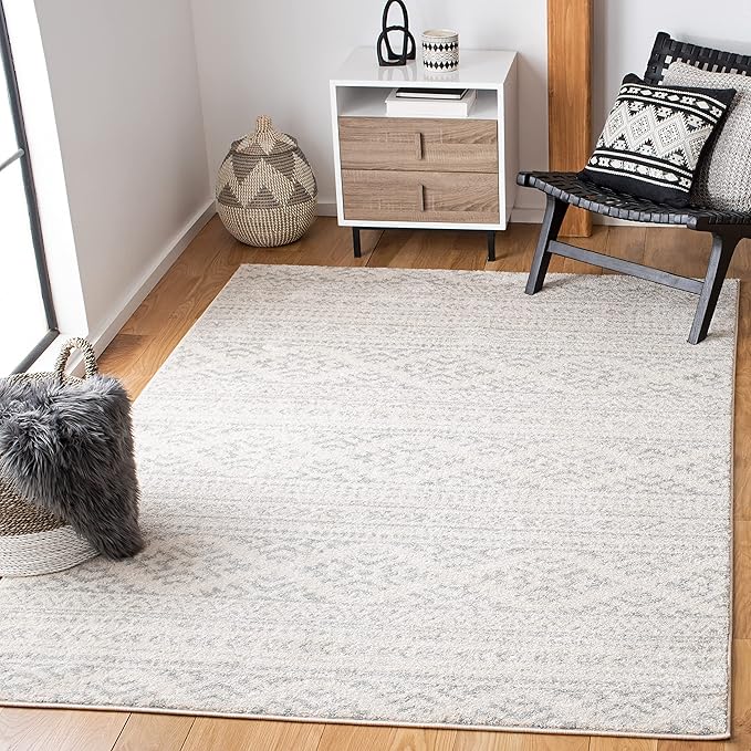 SAFAVIEH Area Rug 4x6 - Tulum Collection - Ivory & Light Grey, Moroccan Boho Tribal Design, Non-Shedding & Easy to Clean, Ideal for Living Room, Bedroom, Dining Space (TUL272G)