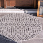 Unique Loom Outdoor Trellis Collection Area Rug - Tribal Trellis (5' 3" Round, Gray/ Black)