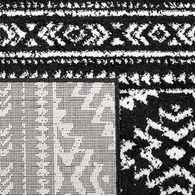 SAFAVIEH Area Rug 4x6 - Tulum Collection - Black & Ivory, Moroccan Boho Tribal Design, Non-Shedding & Easy to Clean, Ideal for Living Room, Bedroom, Dining Space (TUL272Z)